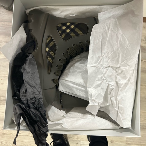 Stylish Olive Green High-Top Sneakers - Picture 1 of 3